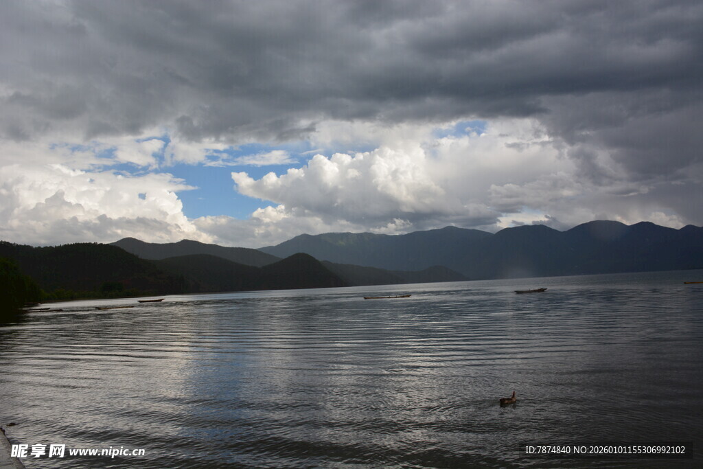 阴云下的宁静湖山景色