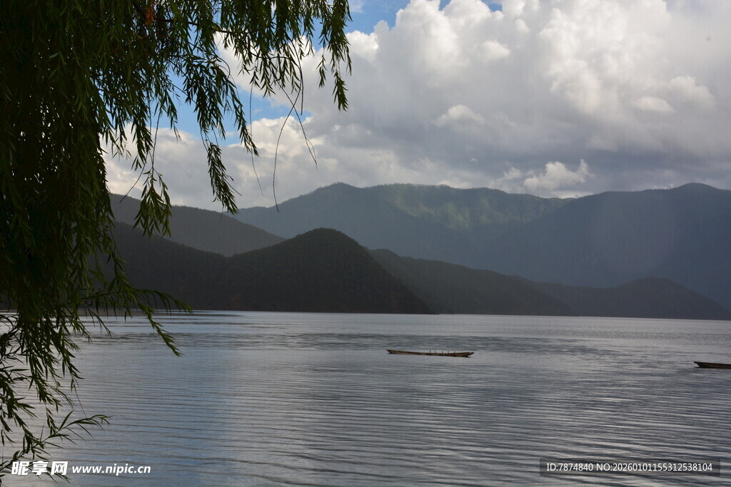 湖畔青山伴云景