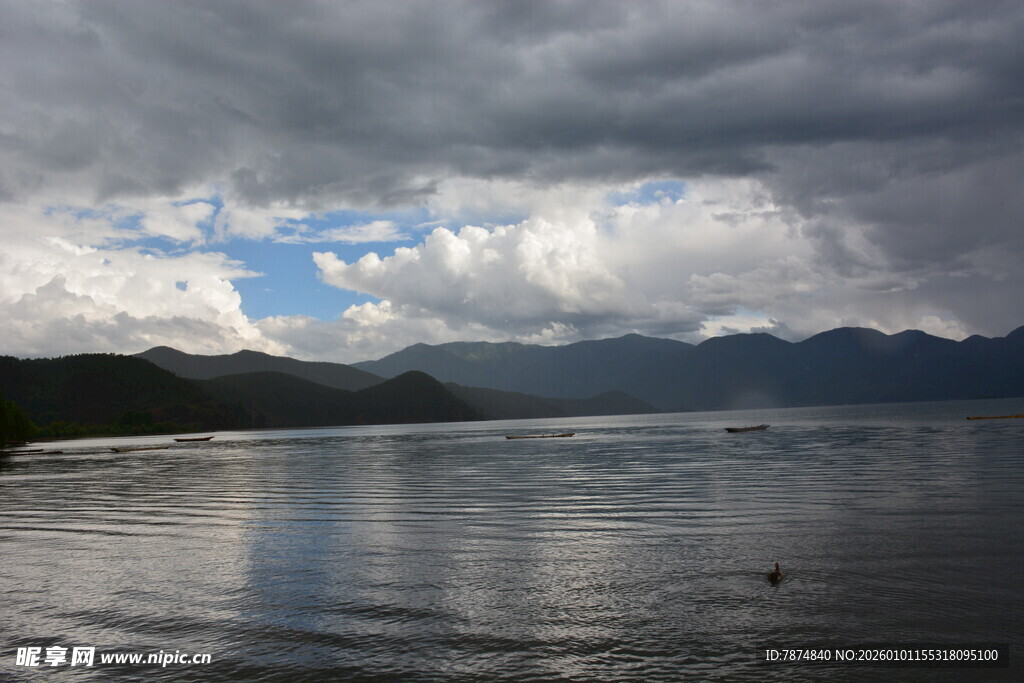 阴云下宁静的山水景致
