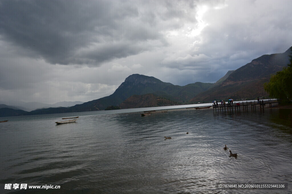 湖畔阴云下的山水景致