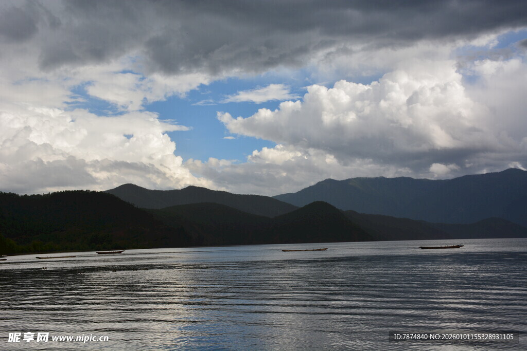 湖光山色间的多云景致