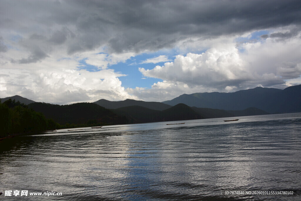 湖畔乌云下的宁静山水