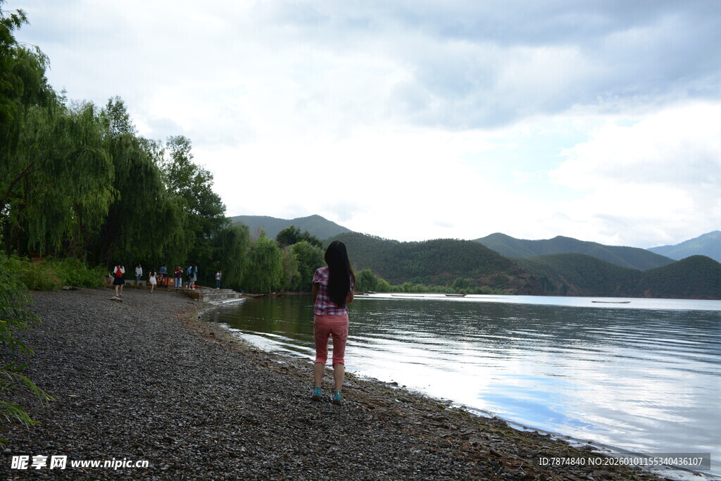 湖畔漫步的女子
