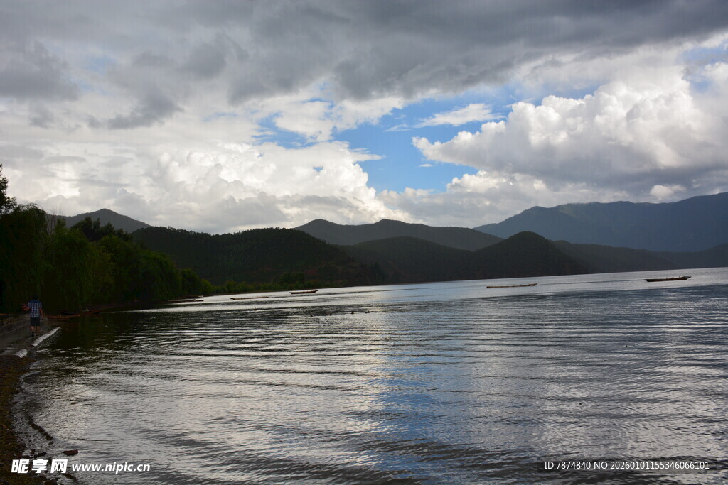 湖畔山水间的宁静景致