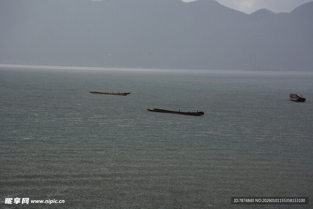 海上船只与远山景象