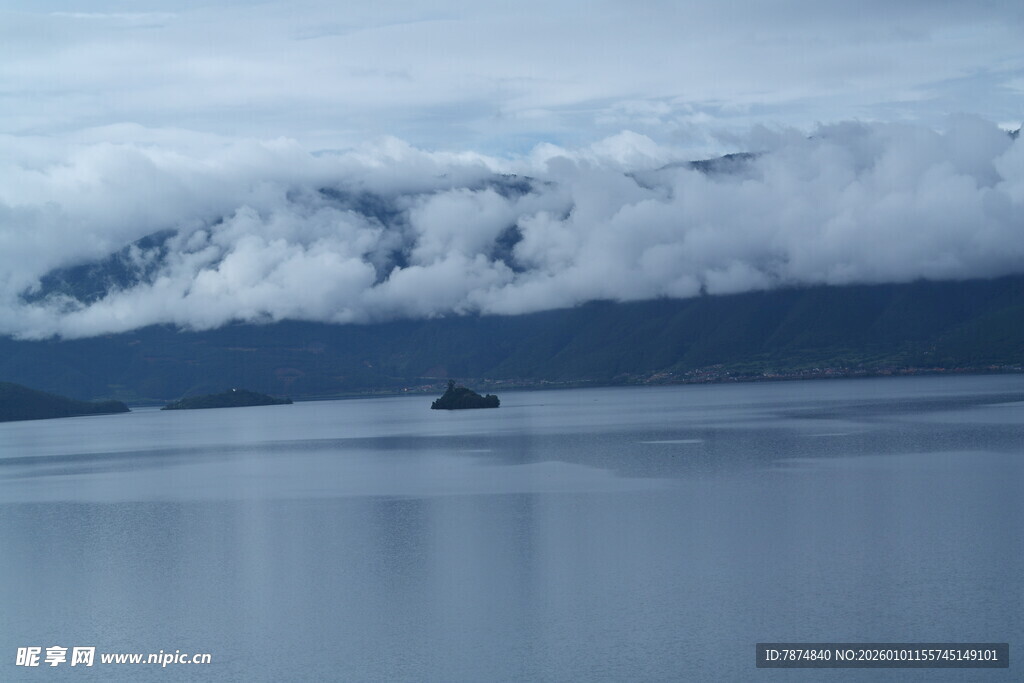 海上孤舟伴云雾