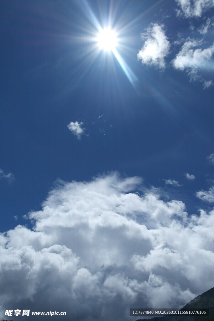 晴朗蓝天中的耀眼阳光