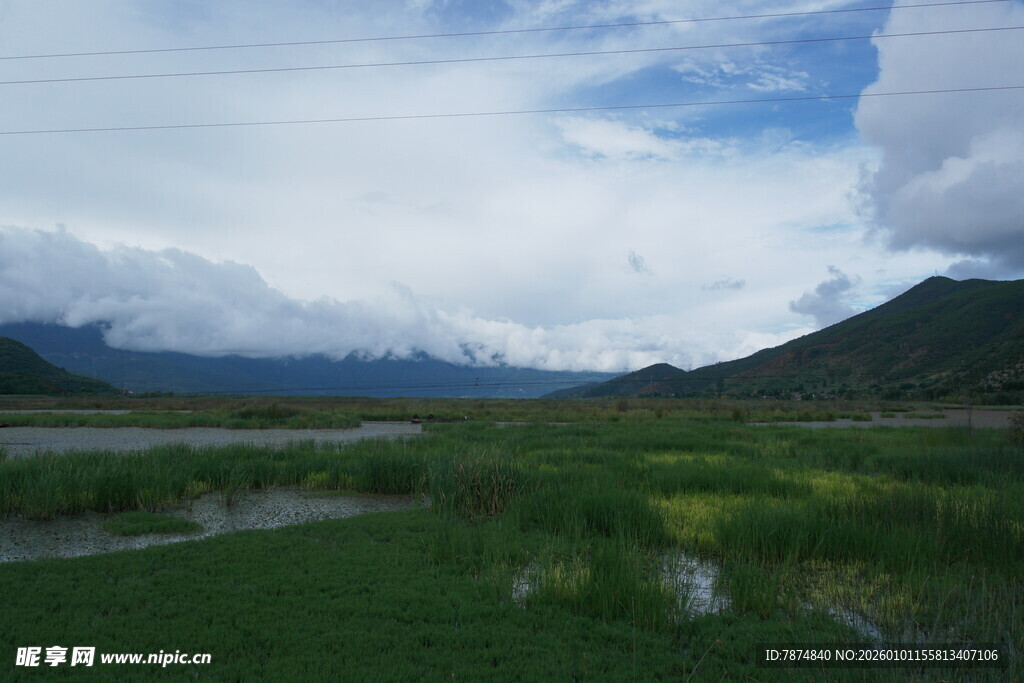 草原湿地与远山蓝天白云