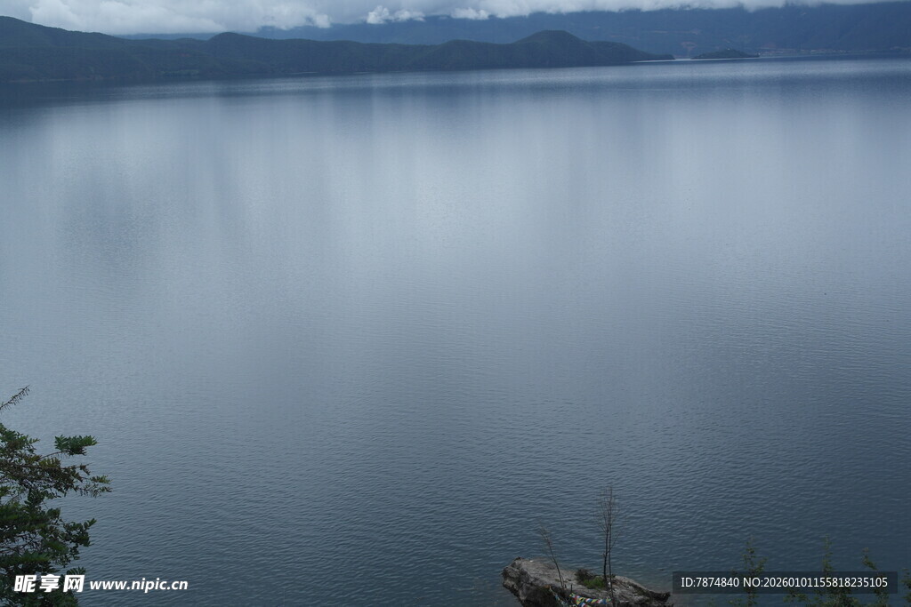 宁静湖面与远处山峦景色