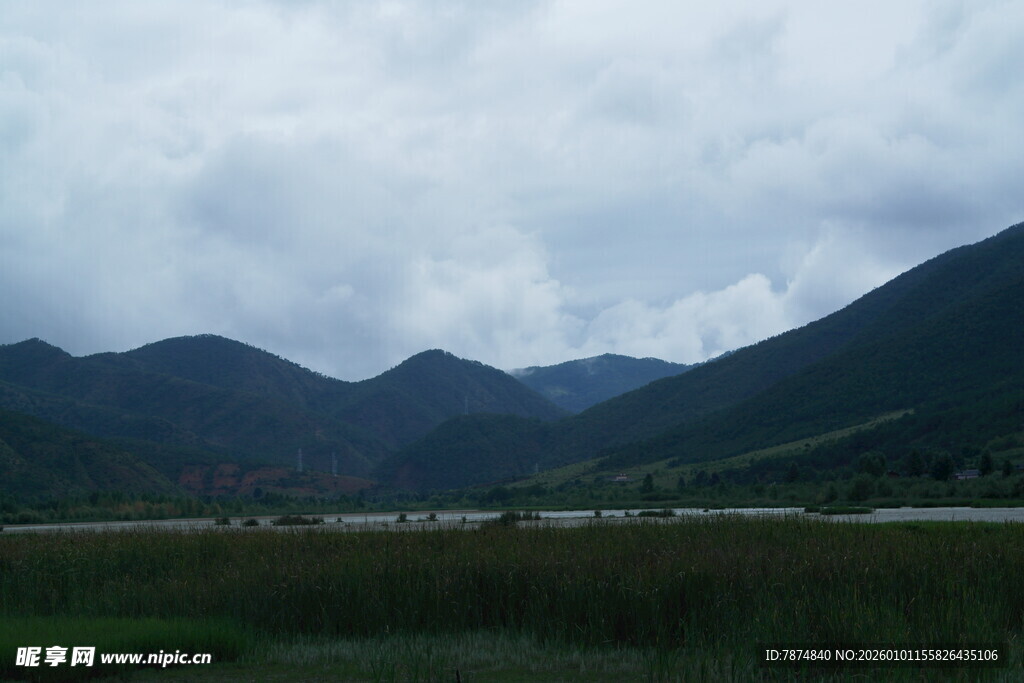 山间绿野 云雾缭绕美景