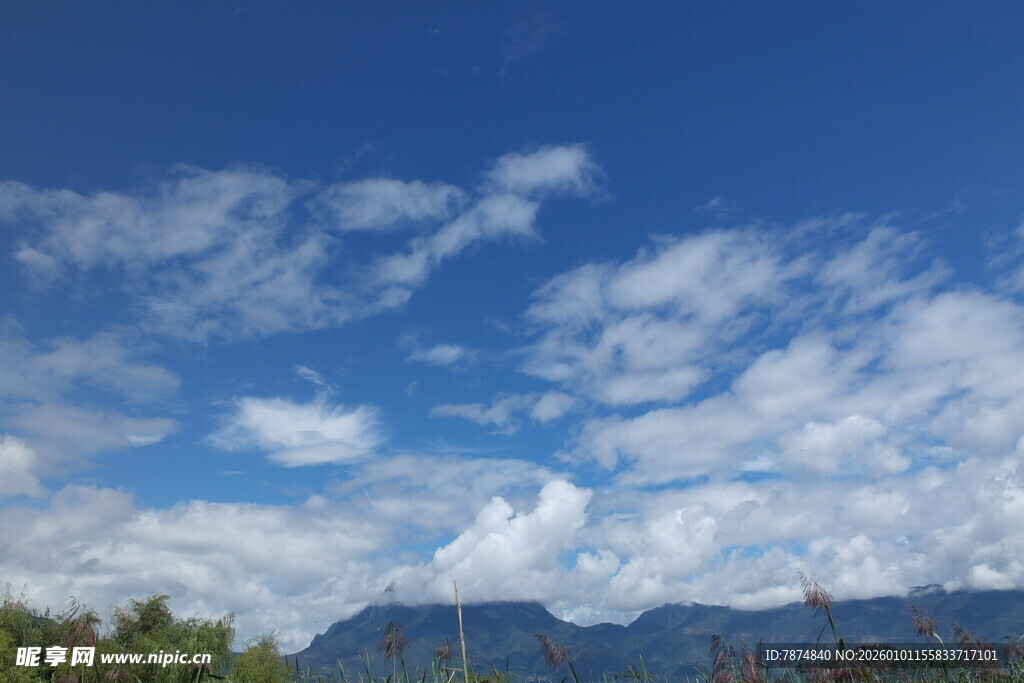 蓝天白云下的远山美景