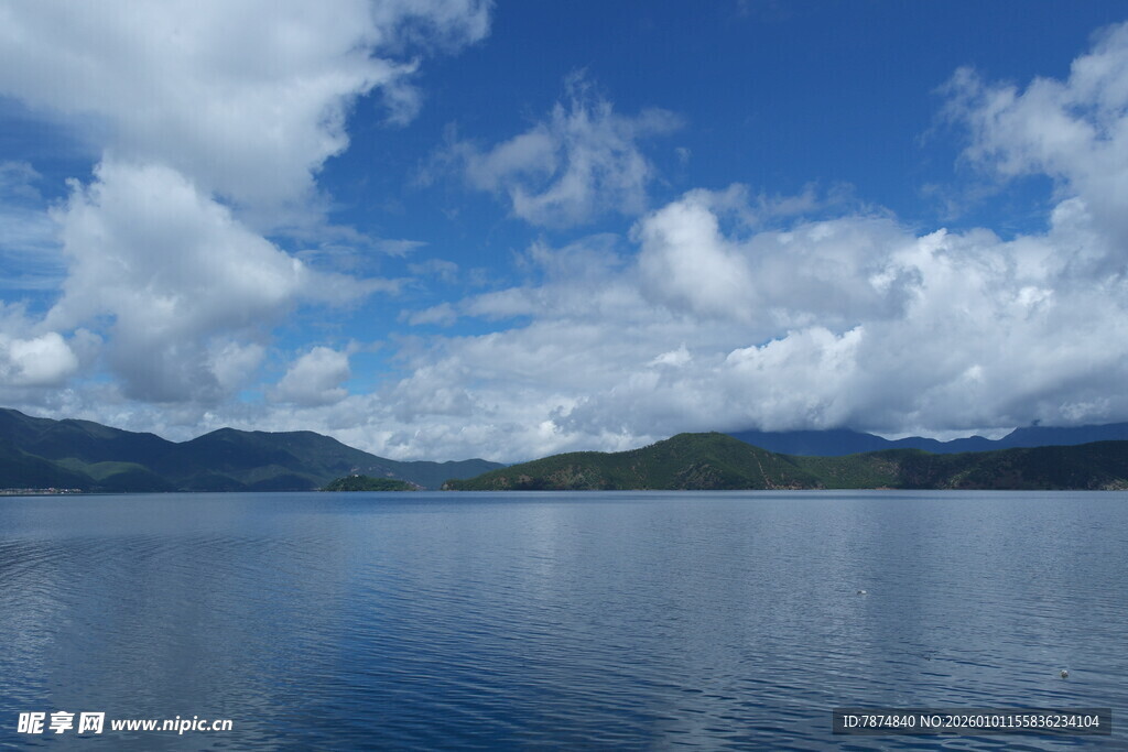 宁静湖泊与蓝天白云美景