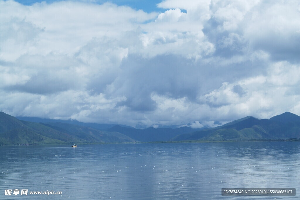 宁静湖景与远处山峦