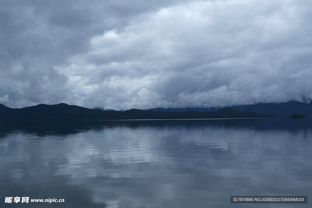 阴云下平静的湖面景色