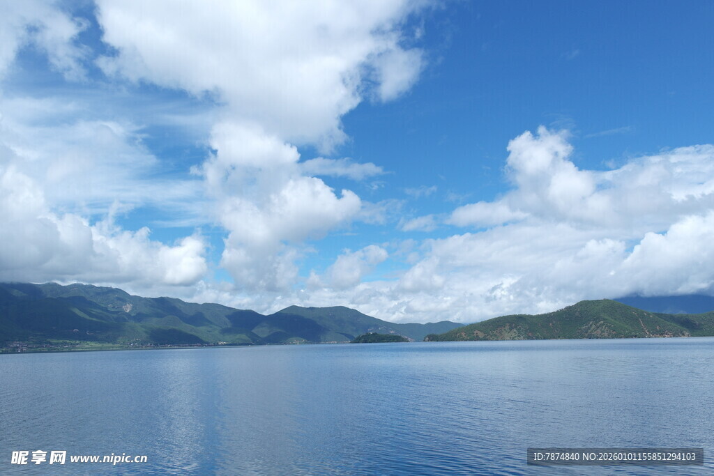 宁静湖面与蓝天白云美景