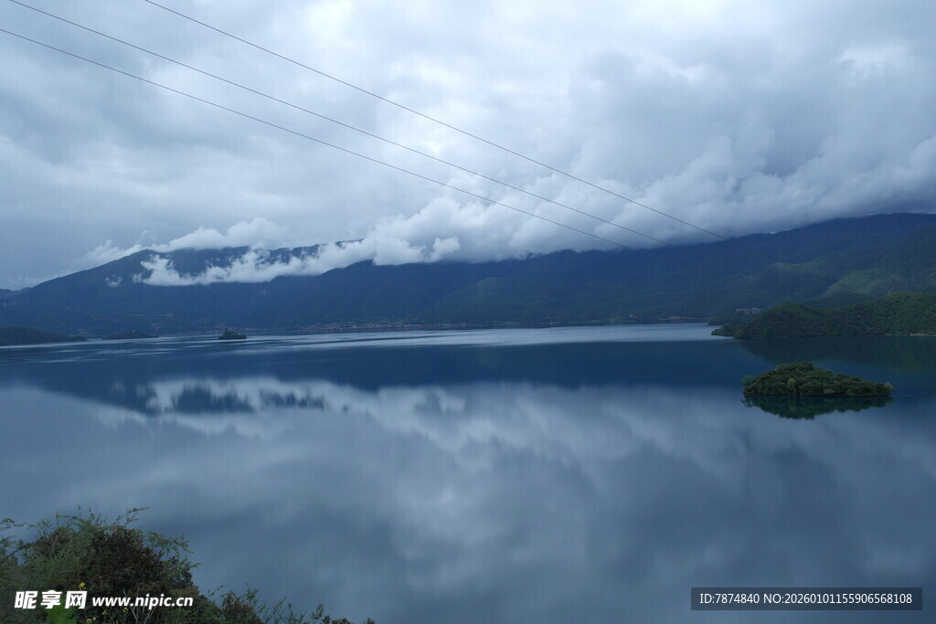 宁静湖景与远山云雾