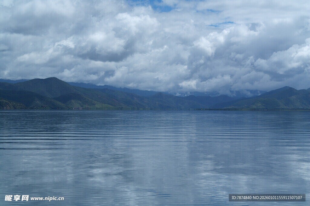 宁静湖面与远方山峦云雾