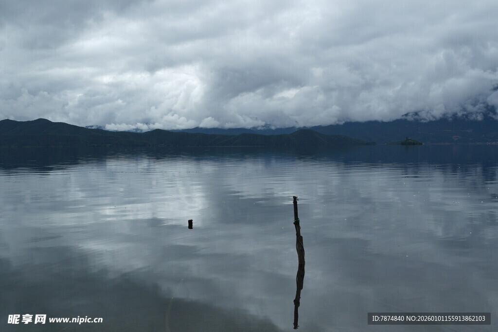 宁静湖面与远方阴沉天空