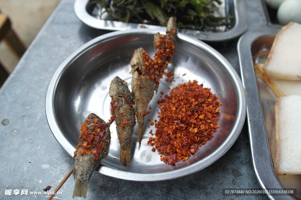 香辣烤虾置于调料盘中