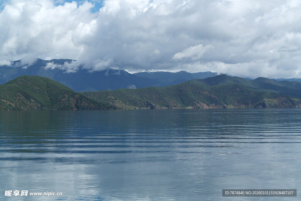 宁静湖景与远山相映