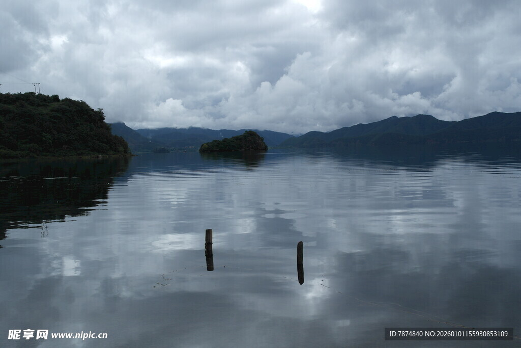 宁静湖面与远处山峦倒影