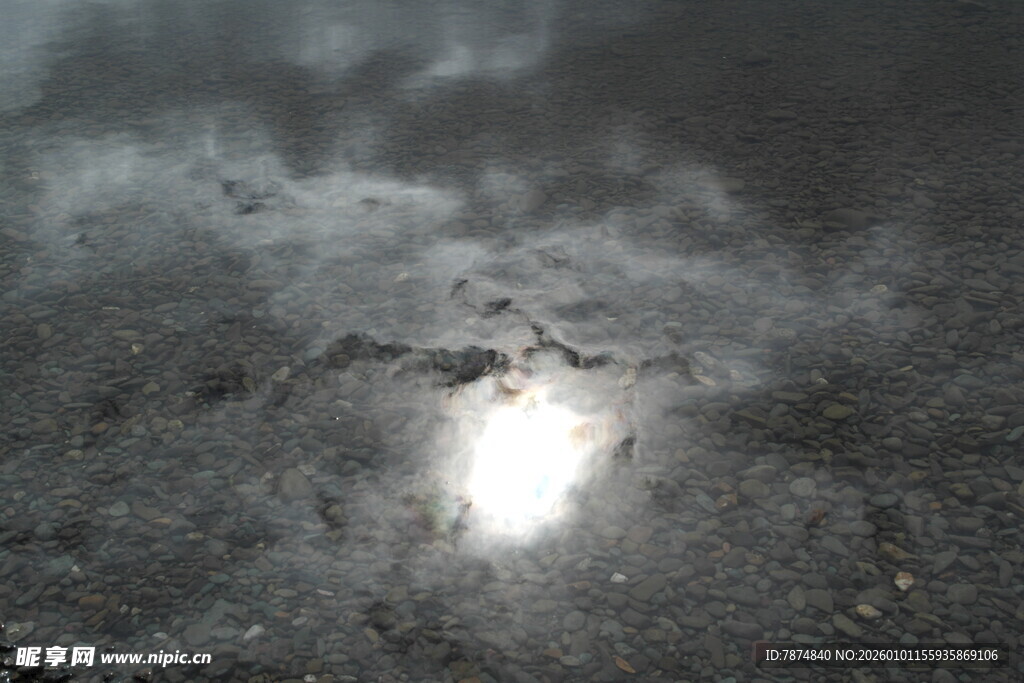 乌云缝隙间透出的一缕阳光