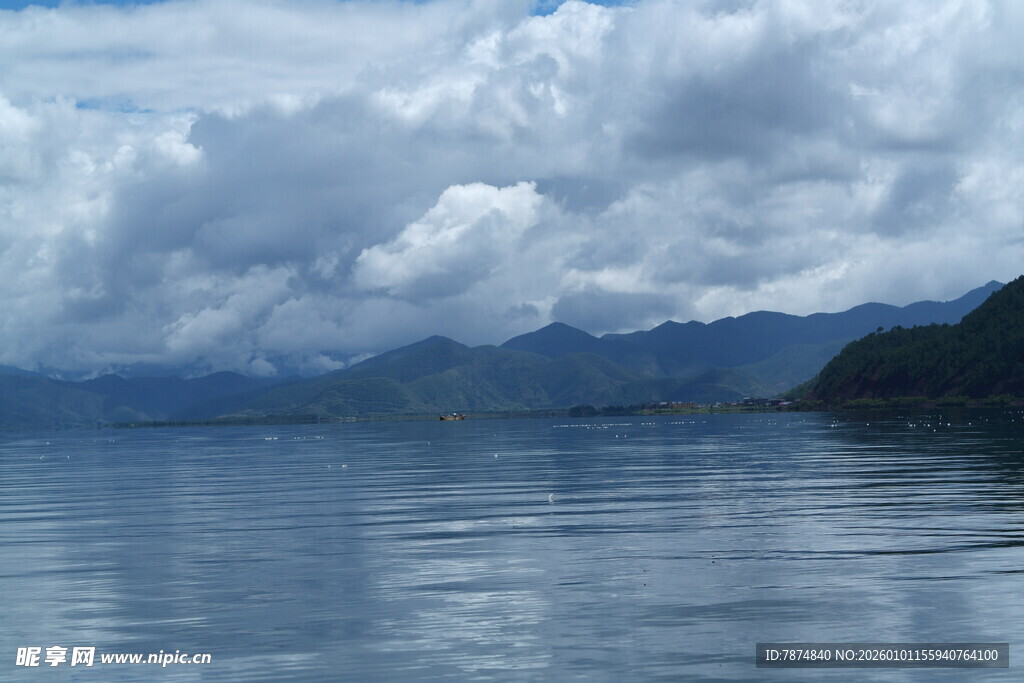 宁静湖景与远处山峦