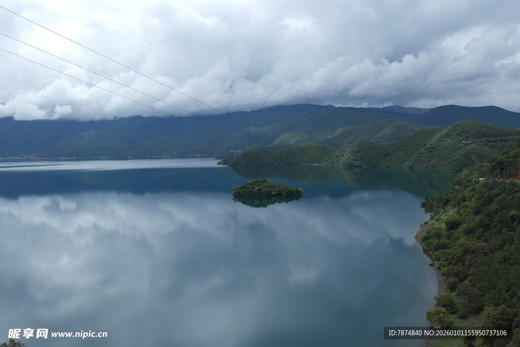 高山湖泊绝美风光