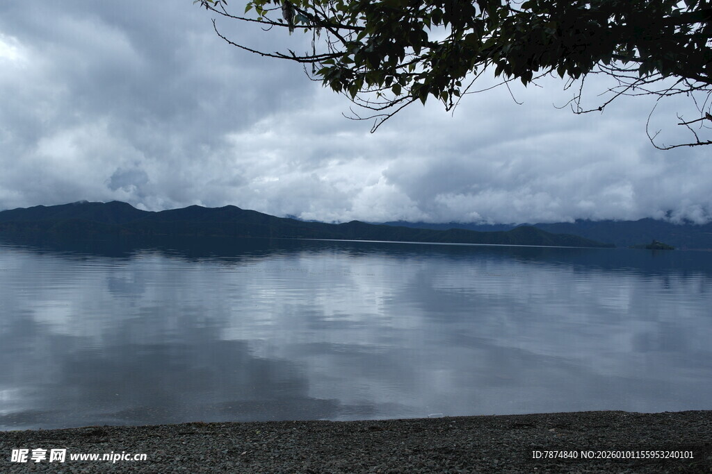 宁静山水湖面风景图