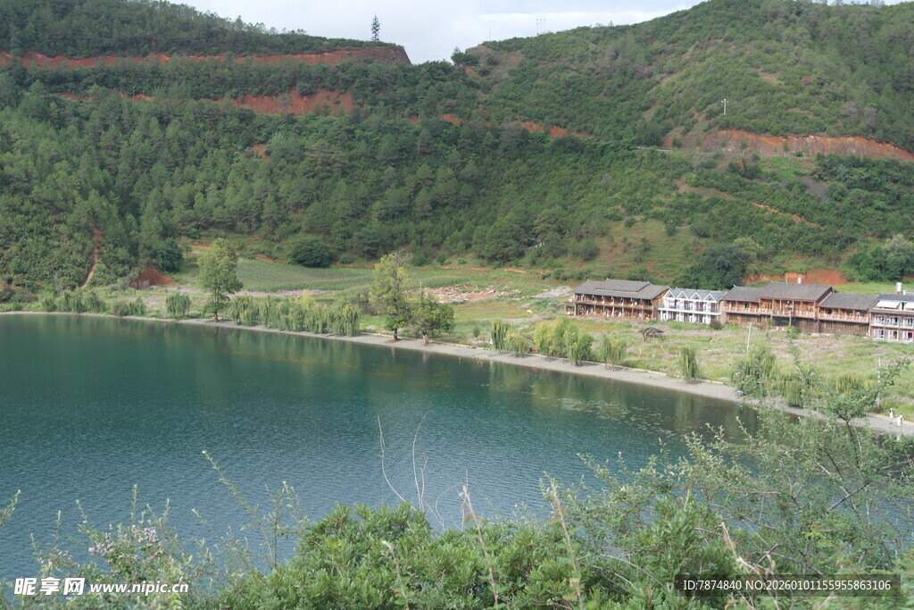 山间碧湖旁的村落景致