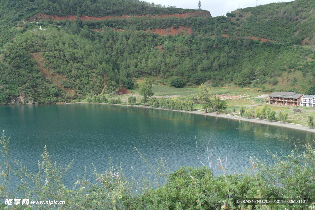 山间幽蓝湖泊美景