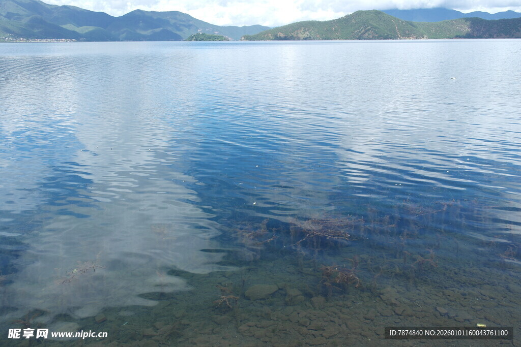 宁静湖水与远处山峦