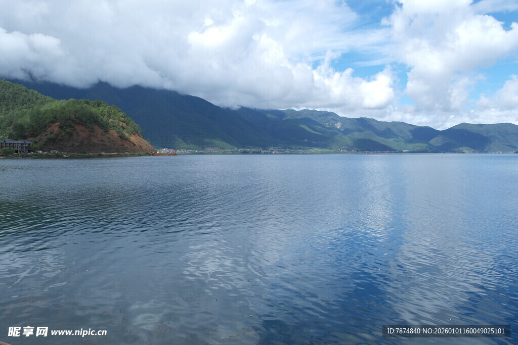 宁静湖水与远处山峦美景