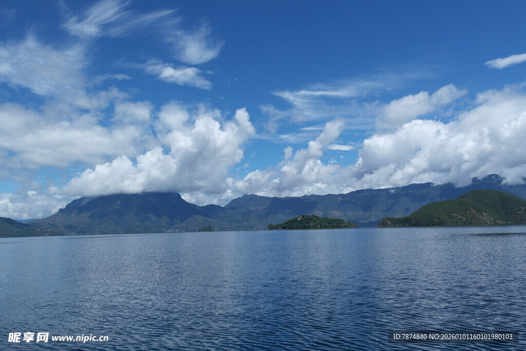 宁静湖景与远处山峦