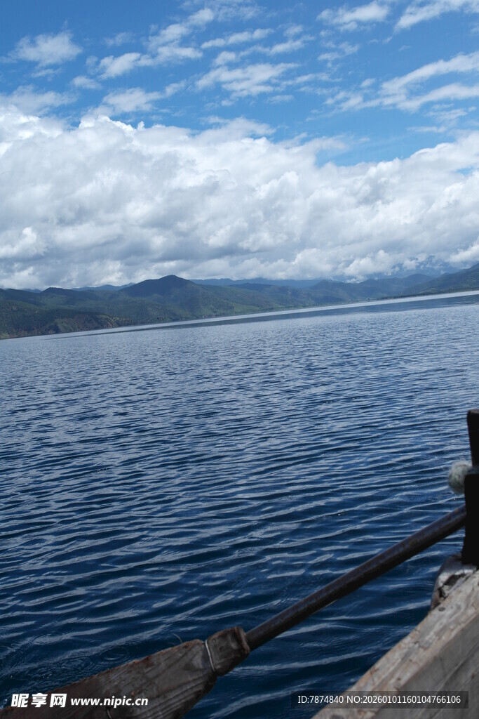 宁静湖畔的美丽风光