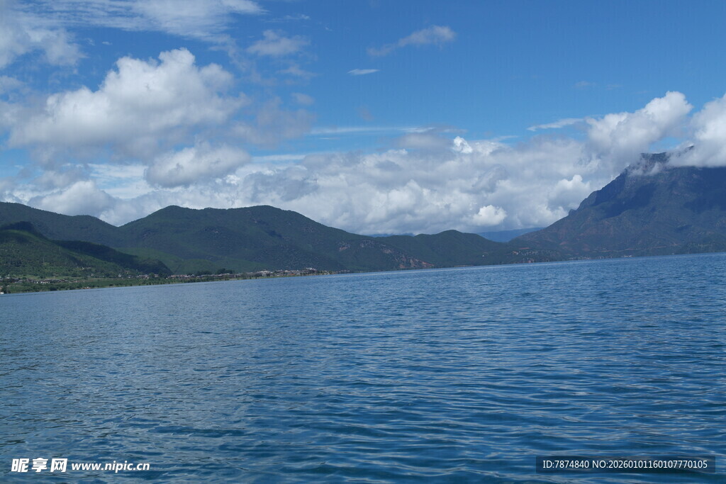 宁静湖景与远处山峦