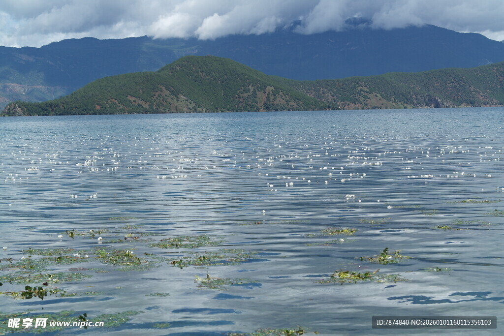 宁静湖水与远处山峦景色