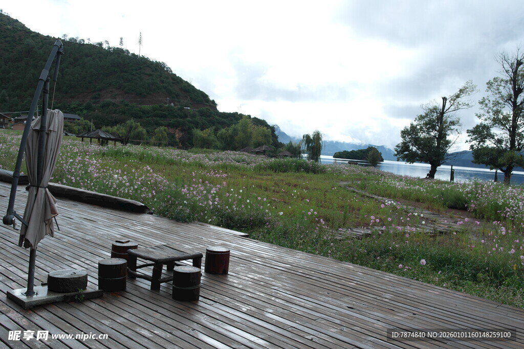 户外木质露台的自然景致