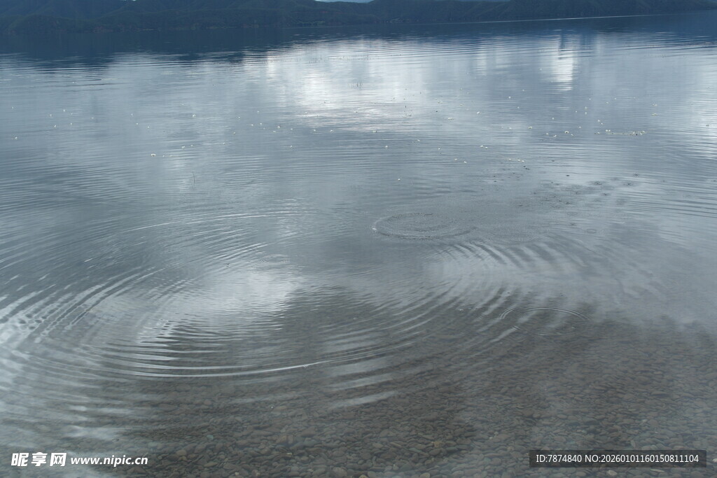水面涟漪 光影交织之美