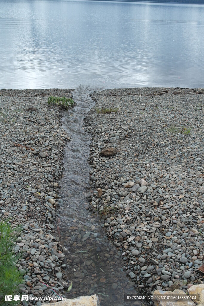 溪边碎石滩 潺潺水流景