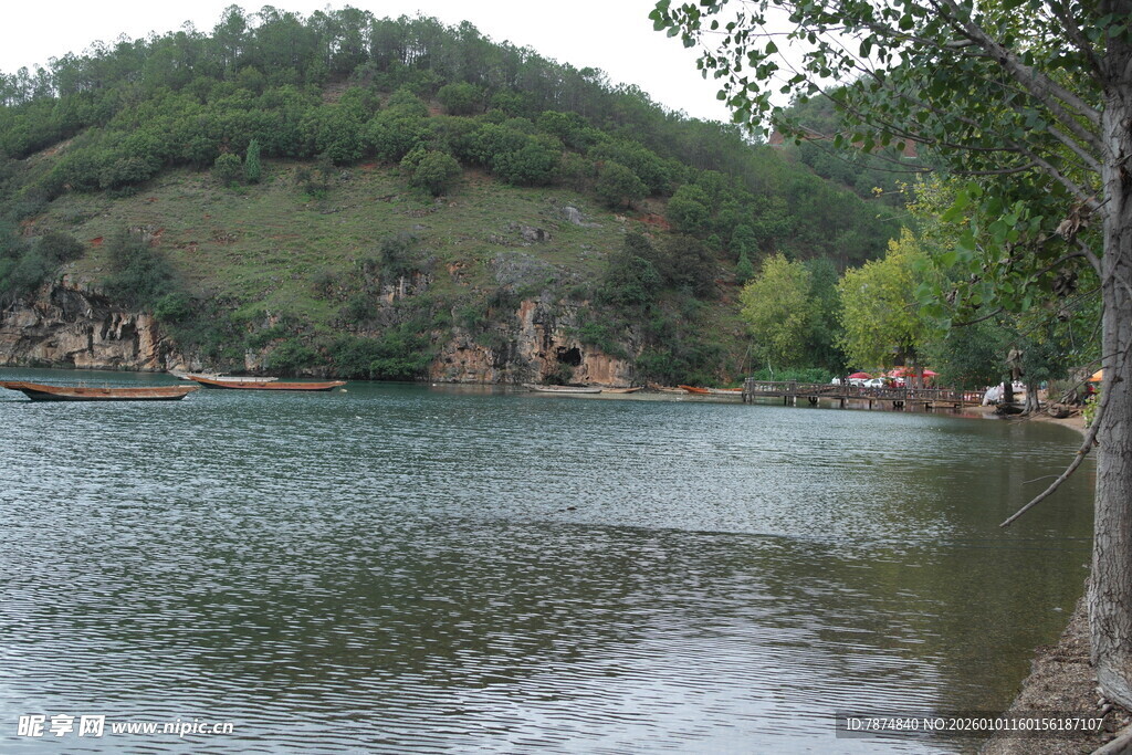 湖畔青山风景如画