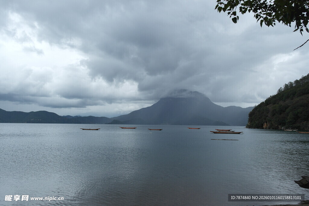 云雾笼罩下的静谧山水景