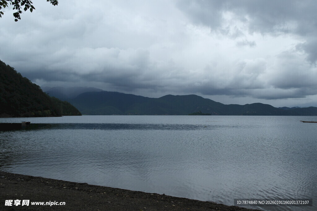 湖畔阴云下的宁静景致