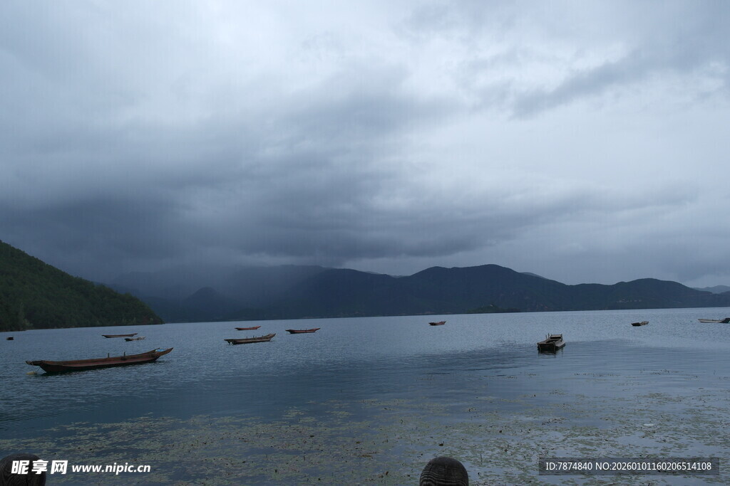 阴云下的静谧湖景与小船