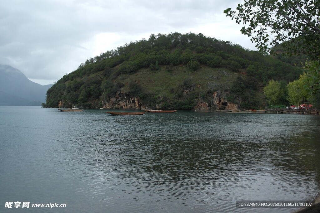 湖畔青山绿水风景如画