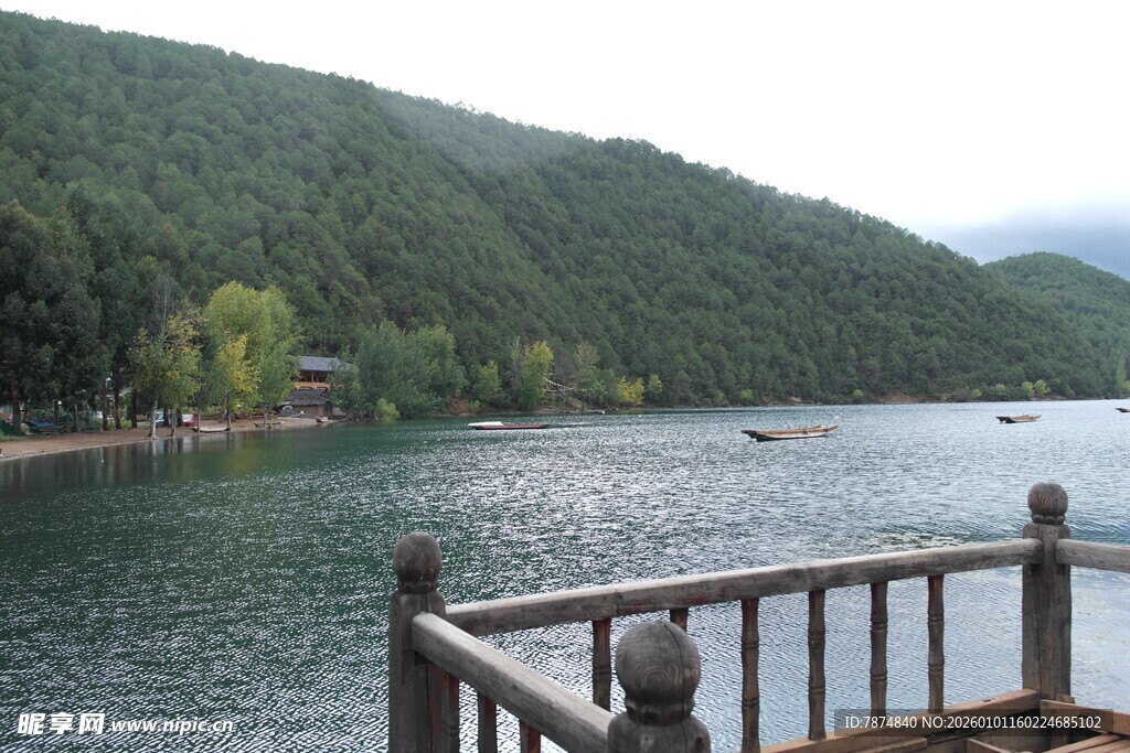 湖畔木栏观景处