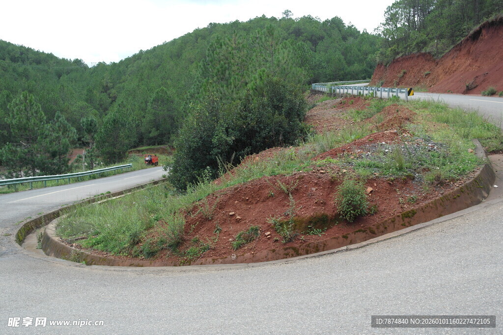 山间蜿蜒公路与葱郁植被