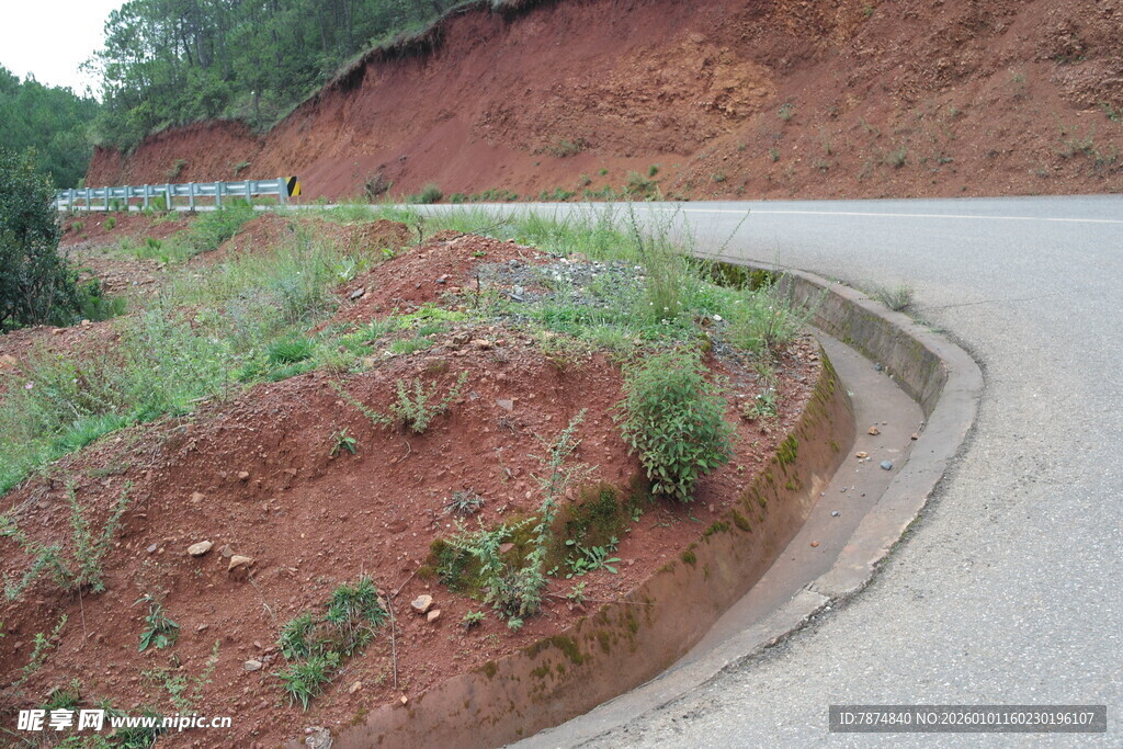 蜿蜒山间公路旁的红土坡