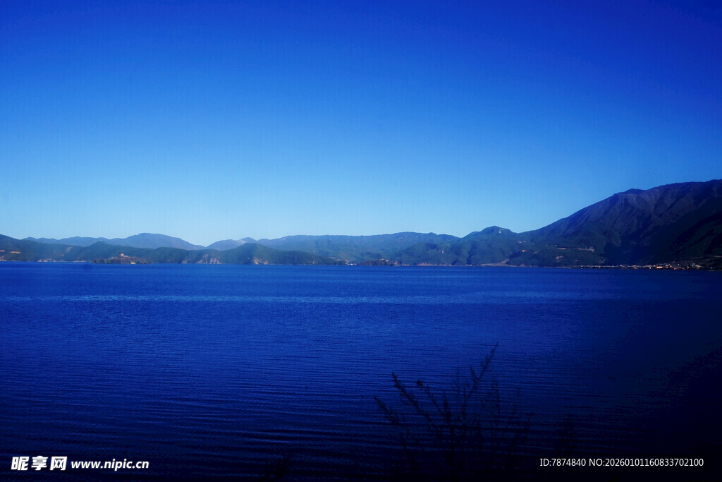 宁静湖景与远山