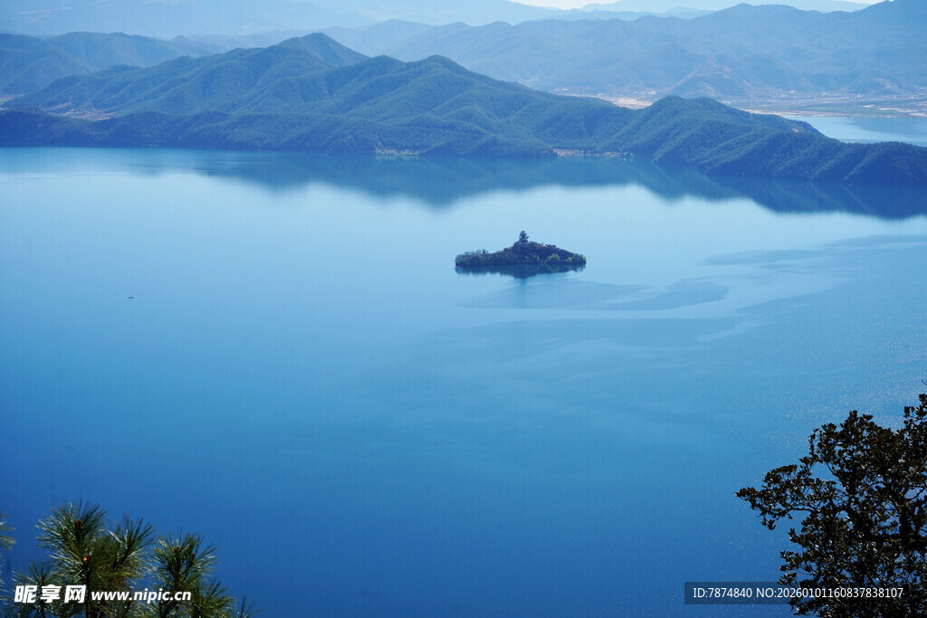 湖光山色中的孤舟美景